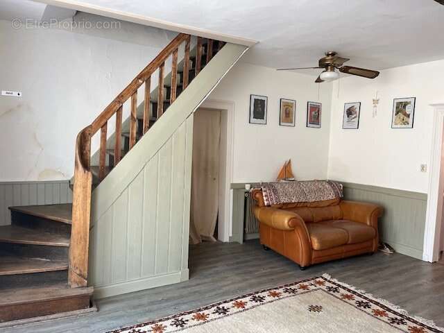 Maison à LES SALLES-LAVAUGUYON