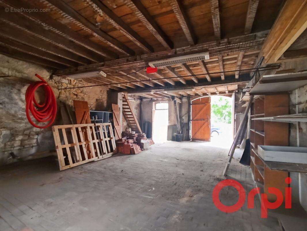 Parking à SAINT-PIERRE-LE-MOUTIER