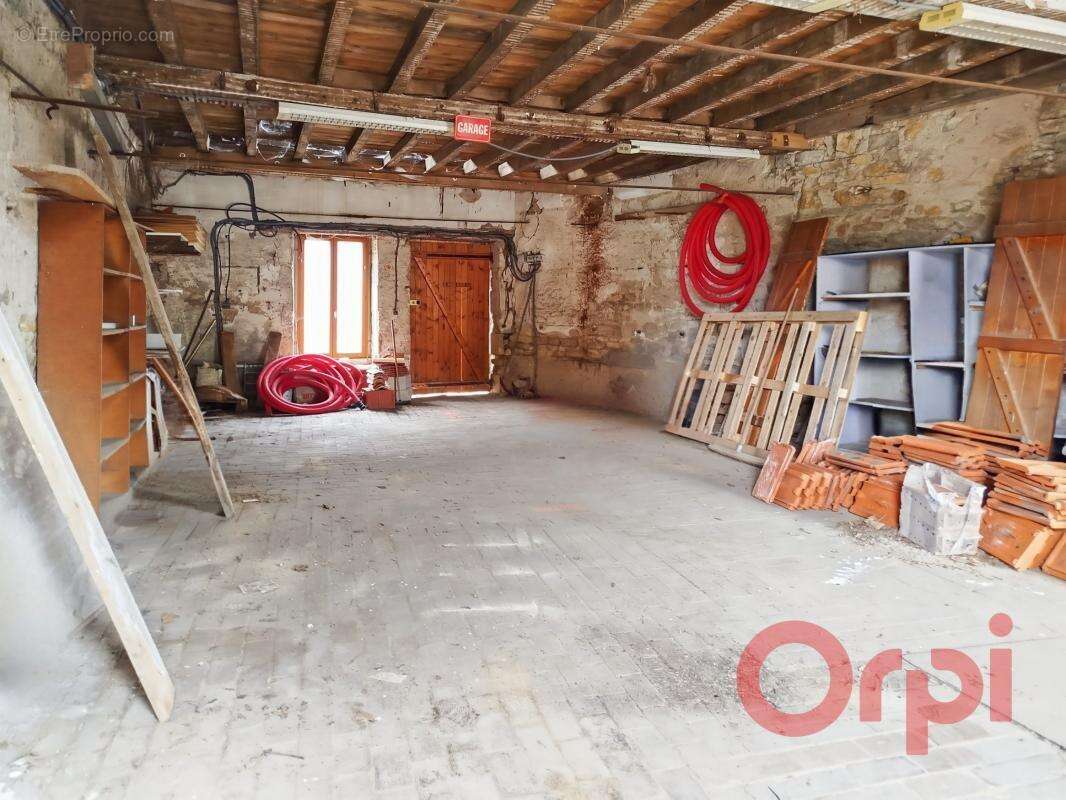 Parking à SAINT-PIERRE-LE-MOUTIER