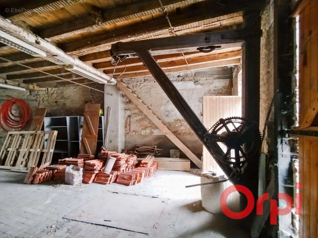 Parking à SAINT-PIERRE-LE-MOUTIER