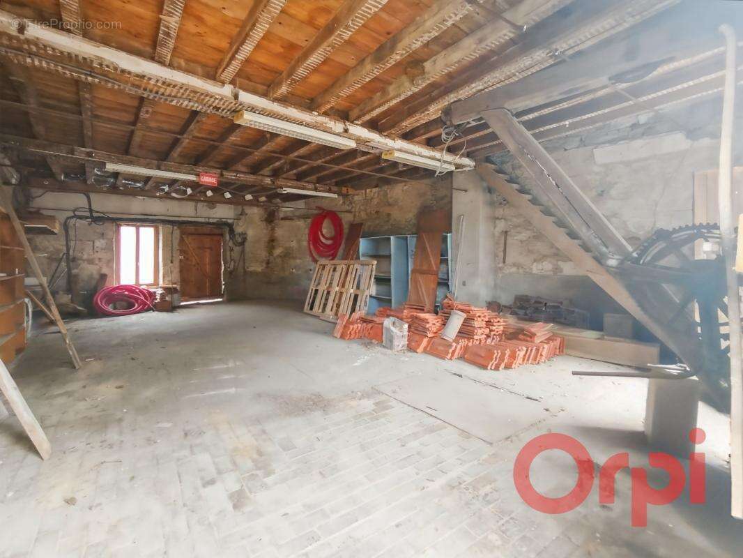 Parking à SAINT-PIERRE-LE-MOUTIER