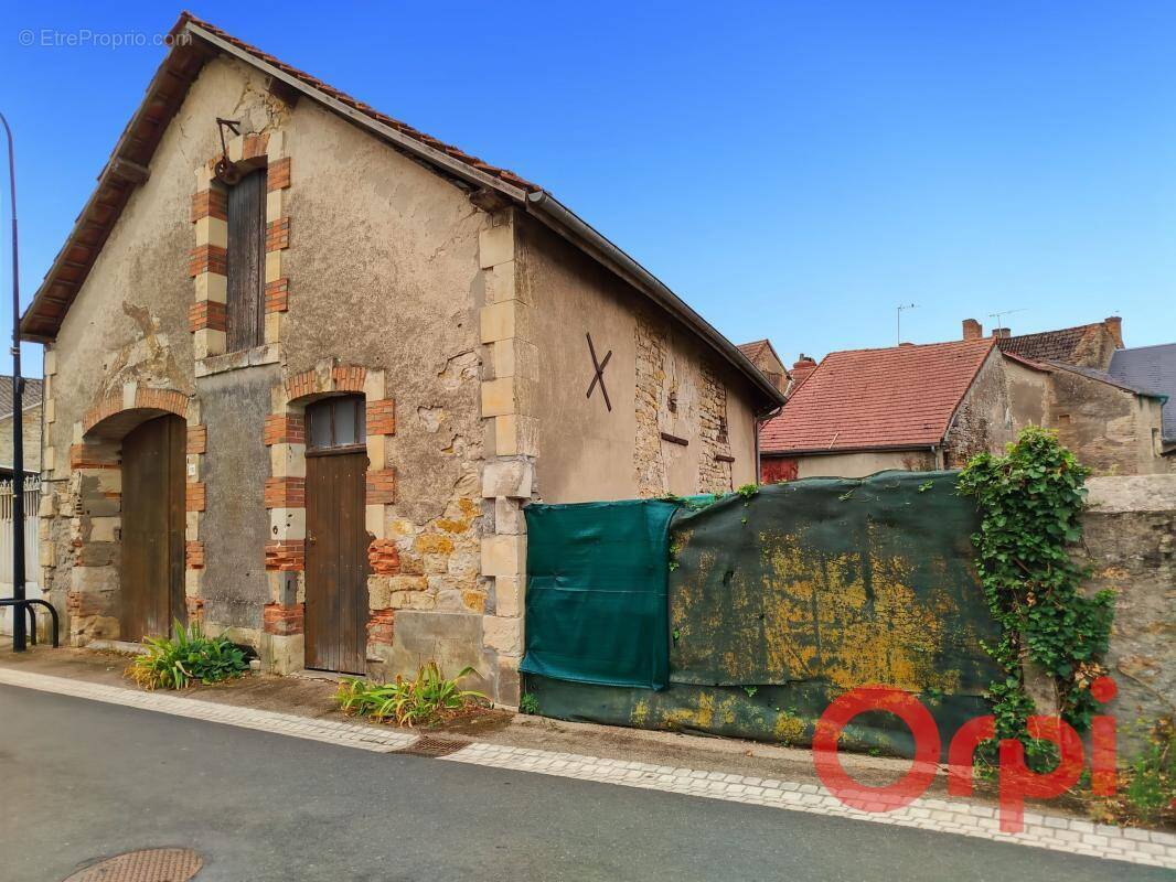 Parking à SAINT-PIERRE-LE-MOUTIER