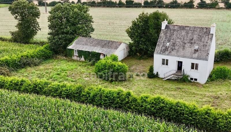 Maison à CHATEAUNEUF-DU-FAOU