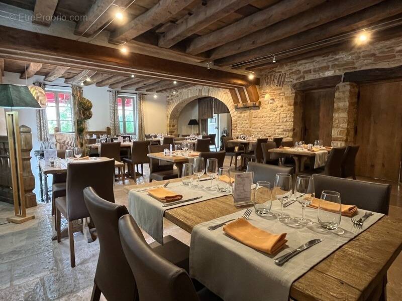 Commerce à CORMATIN