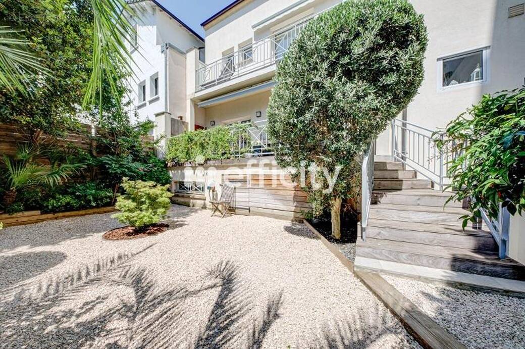 Maison à ISSY-LES-MOULINEAUX