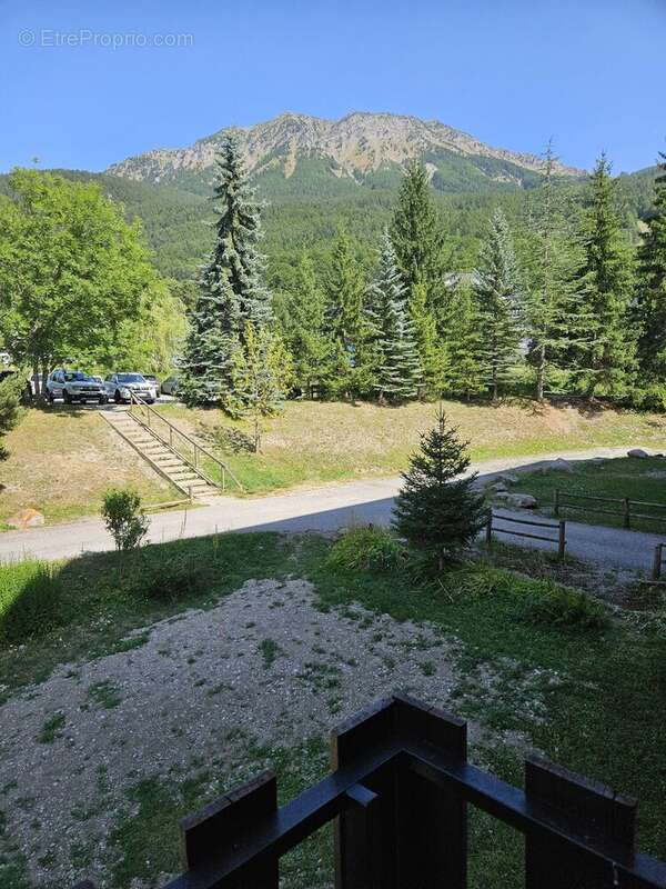 Le parking devant la copropriété  - Appartement à MONTCLAR