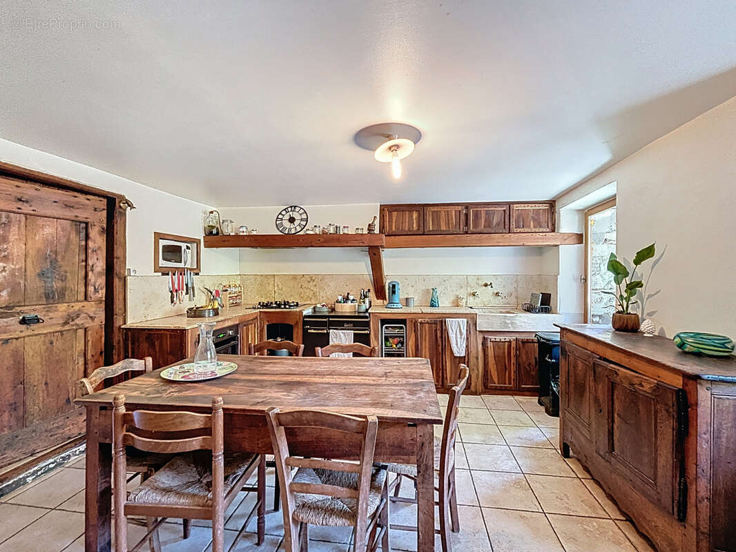 Maison à MEOLANS-REVEL