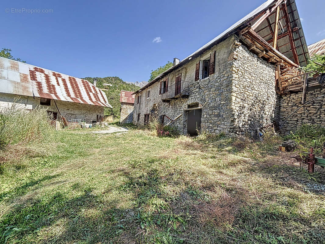 Maison à MEOLANS-REVEL