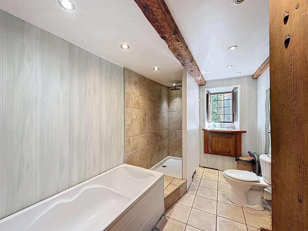 Maison à MEOLANS-REVEL