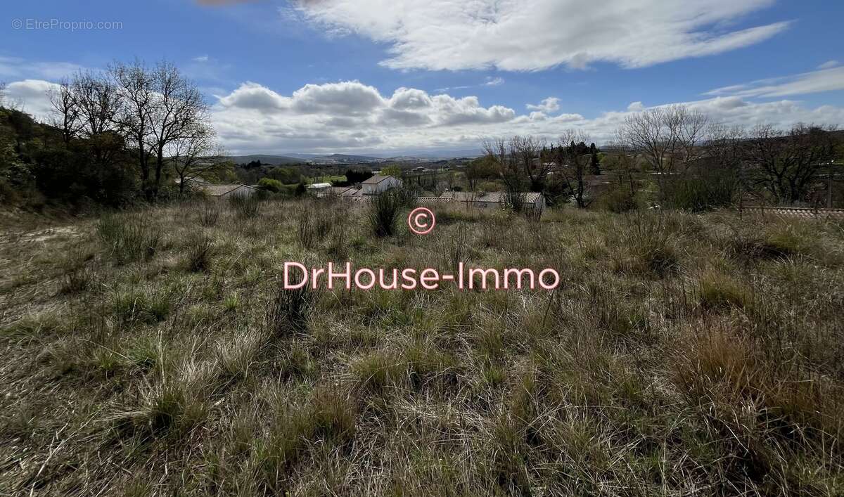 Terrain à SAINT-MARTIN-DE-VILLEREGLAN