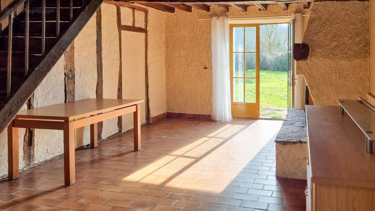 salon - Maison à LABECEDE-LAURAGAIS