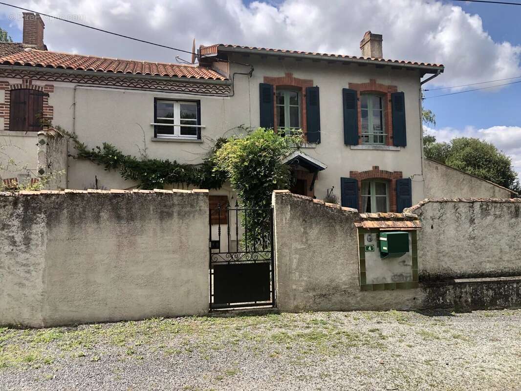 Maison à AZAT-LE-RIS