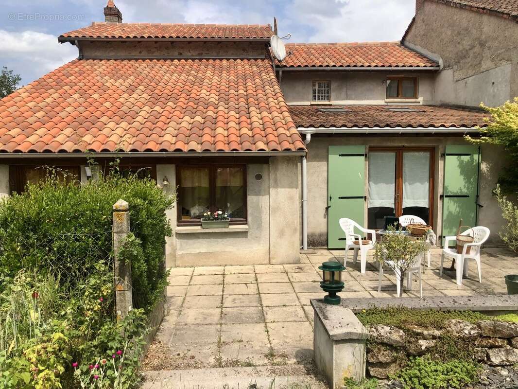 Maison à AZAT-LE-RIS