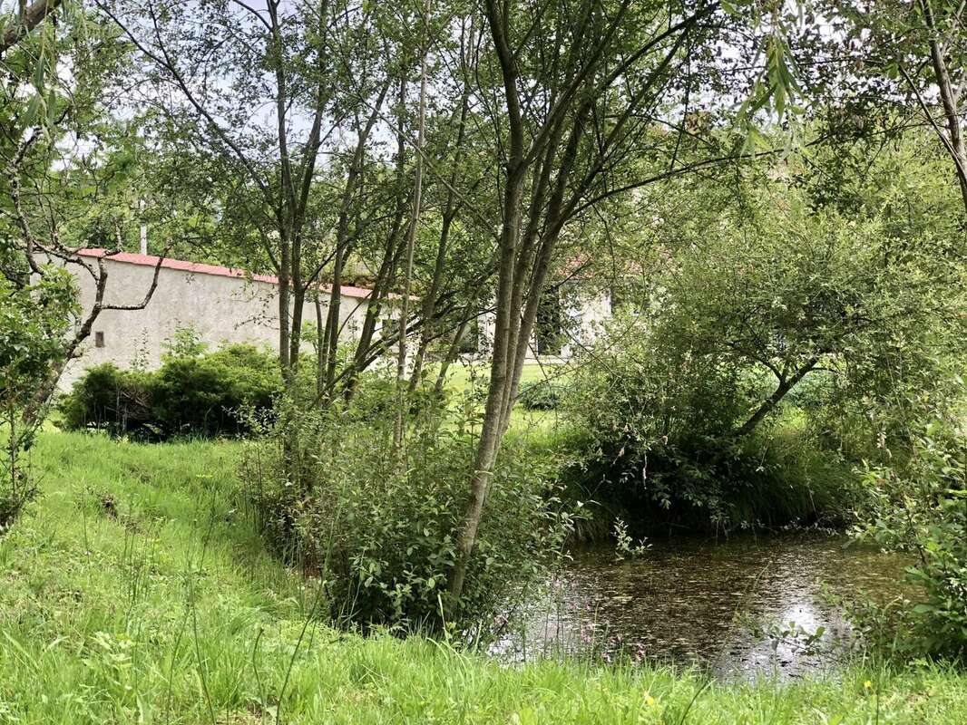 Maison à AZAT-LE-RIS