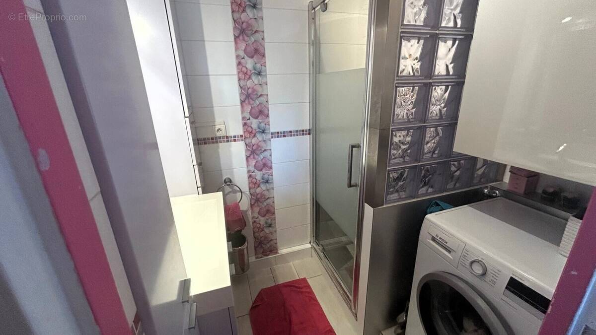 T5 / T6 à vendre à Annemasse-Romagny limite Ville-la-Grand Salon Salle de bains - Appartement à ANNEMASSE