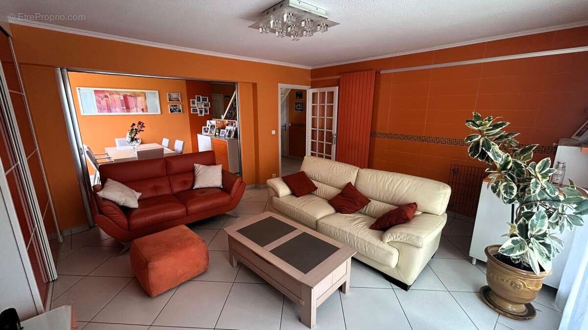 T5 / T6 à vendre à Annemasse-Romagny limite Ville-la-Grand Salon Salle à Manger - Appartement à ANNEMASSE