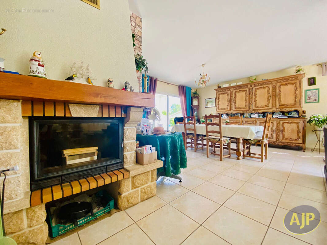 Maison à SAINT-GERMAIN-D&#039;ESTEUIL