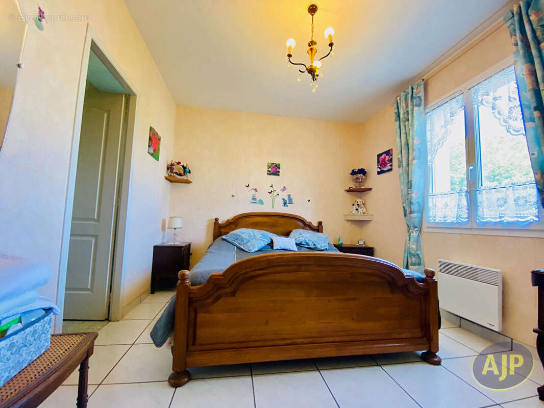 Maison à SAINT-GERMAIN-D&#039;ESTEUIL