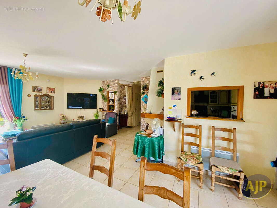 Maison à SAINT-GERMAIN-D&#039;ESTEUIL