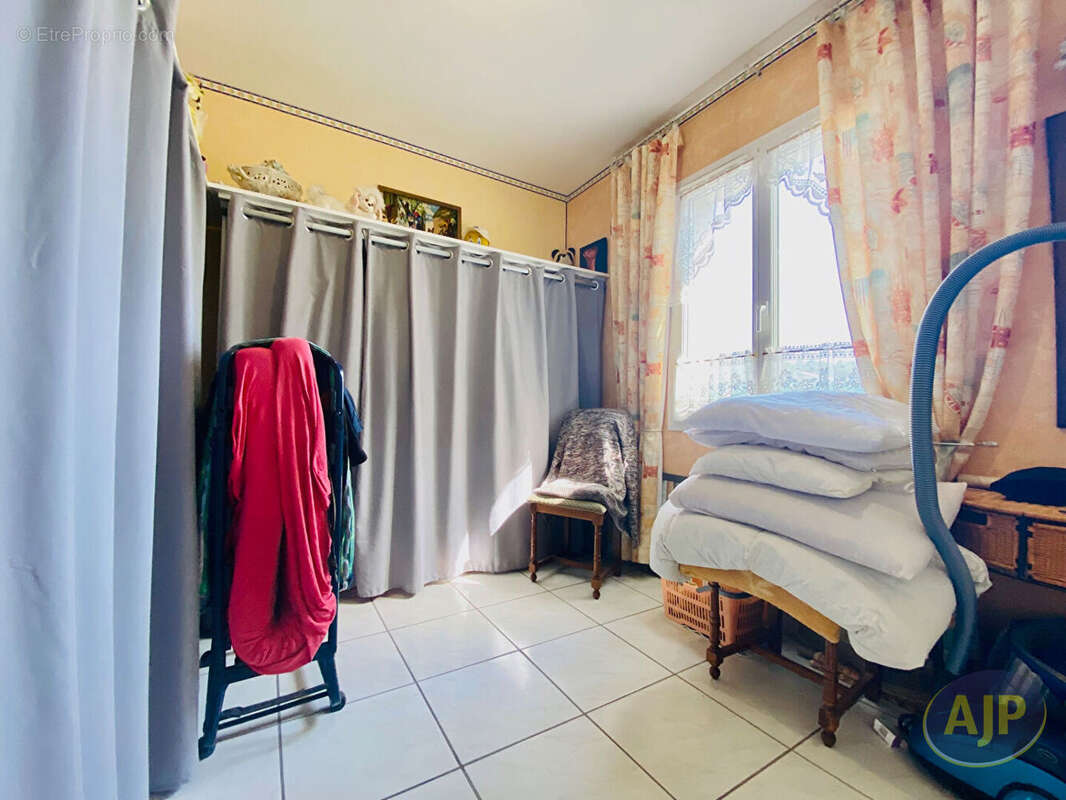 Maison à SAINT-GERMAIN-D&#039;ESTEUIL