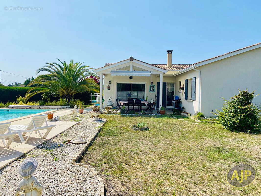 Maison à SAINT-GERMAIN-D&#039;ESTEUIL