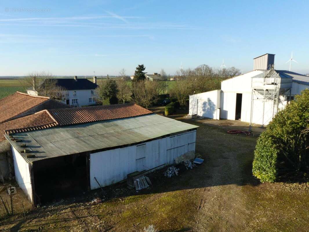 Photo 2 - Maison à MOUZEUIL-SAINT-MARTIN