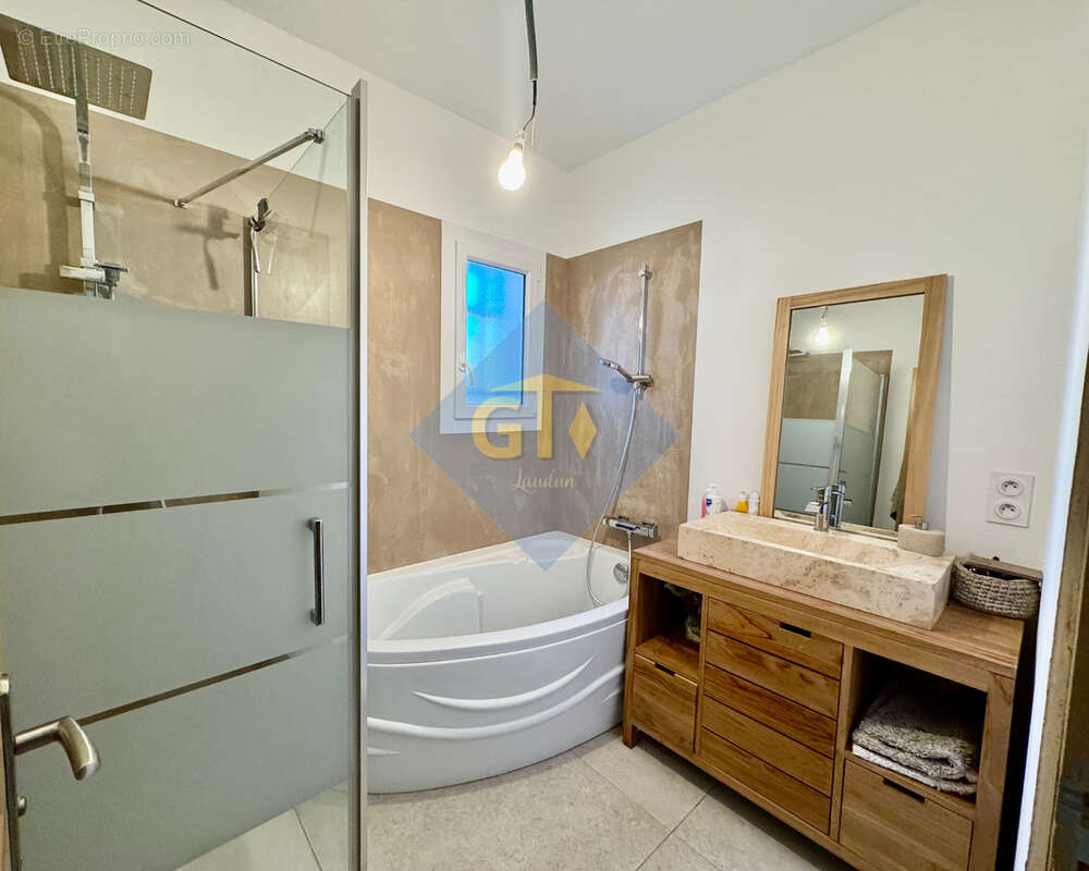 Maison à LAUDUN-L&#039;ARDOISE