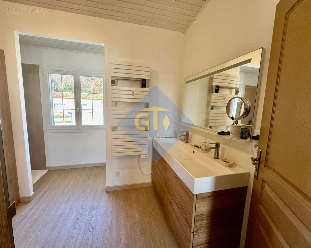 Maison à LAUDUN-L&#039;ARDOISE