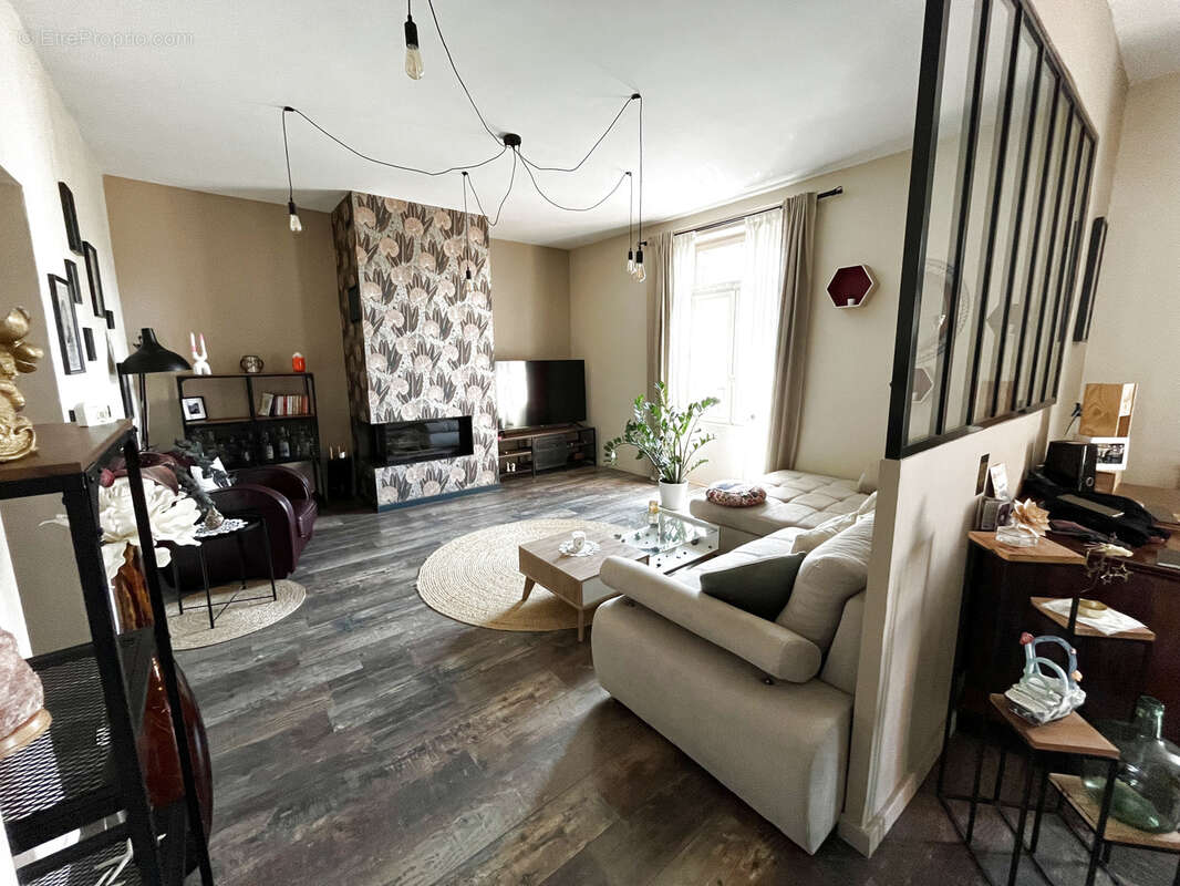 Maison à LE CHAMBON-FEUGEROLLES