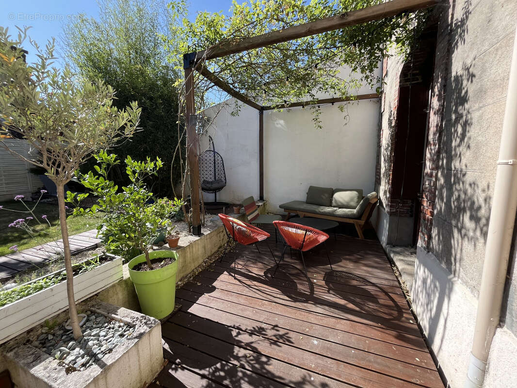 Maison à LE CHAMBON-FEUGEROLLES