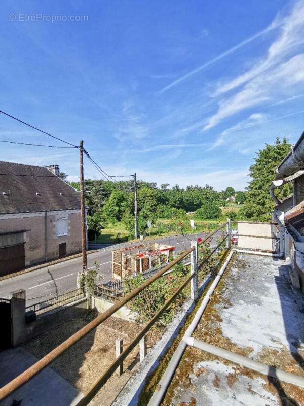 Maison à AZAY-LE-FERRON