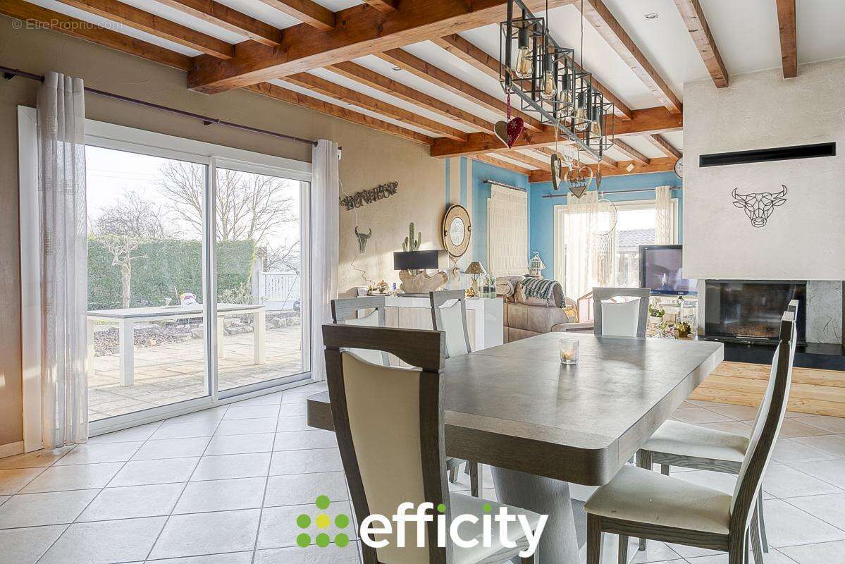 Maison à MONSTEROUX-MILIEU