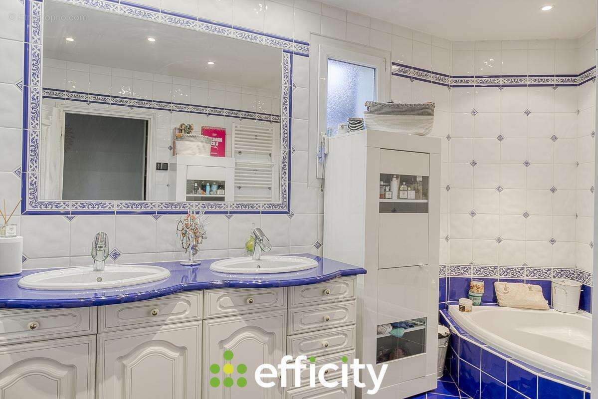 Maison à MONSTEROUX-MILIEU