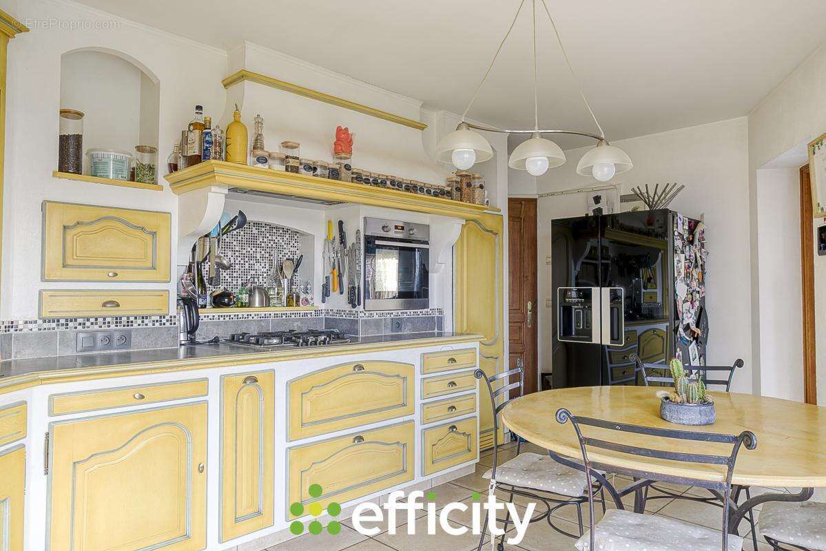 Maison à MONSTEROUX-MILIEU