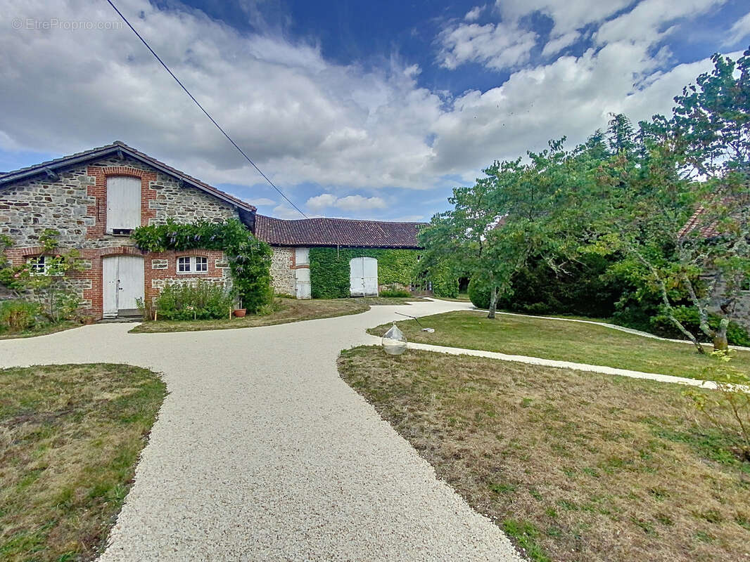 Maison à BUSSIERE-GALANT