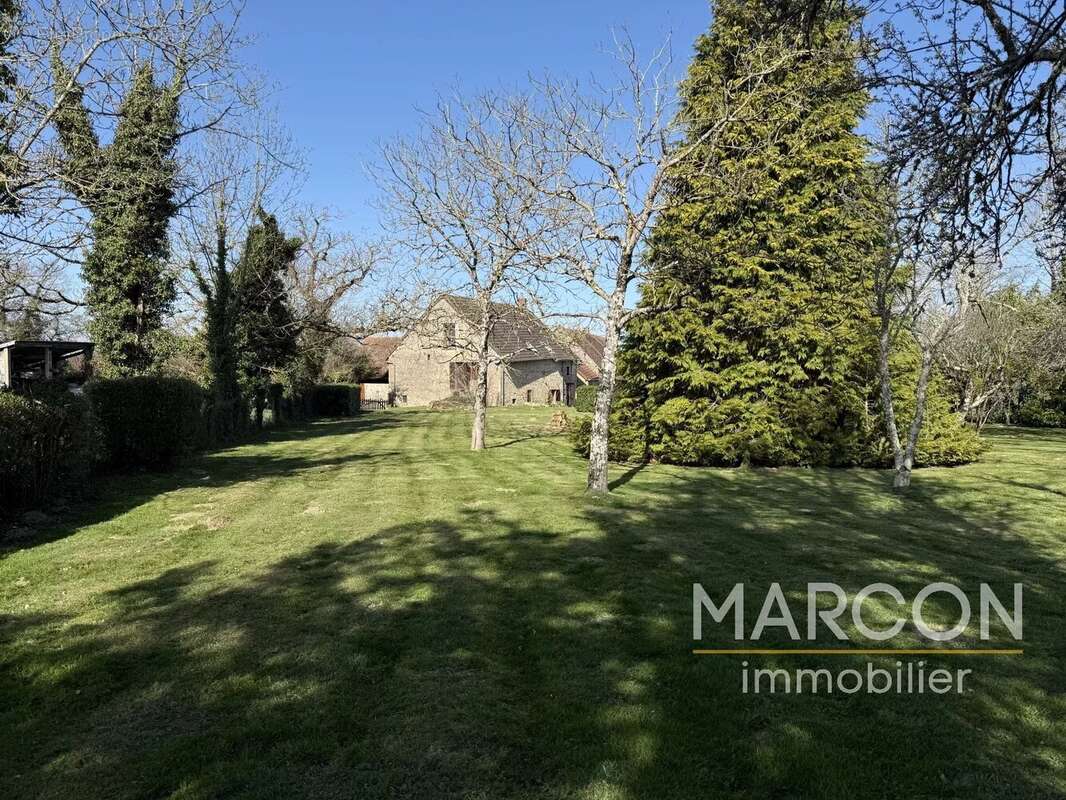 Maison à LE BOURG-D'HEM