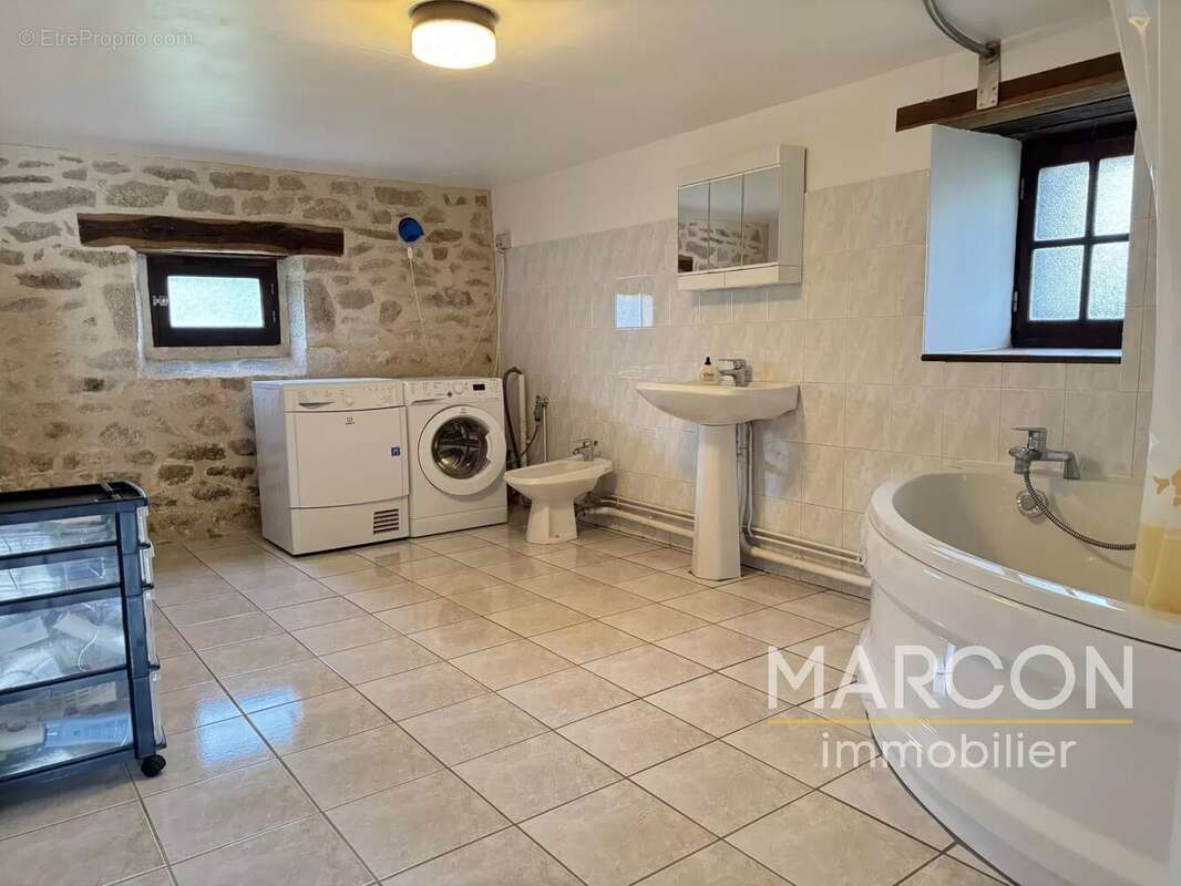 Maison à LE BOURG-D'HEM