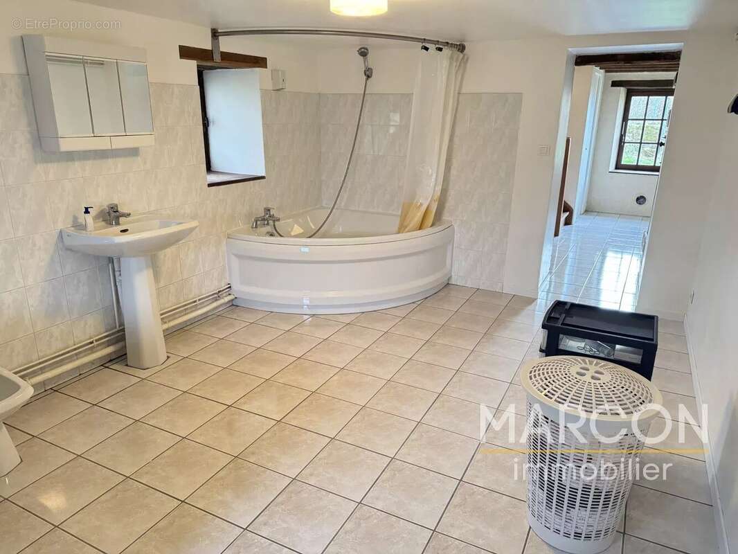 Maison à LE BOURG-D'HEM