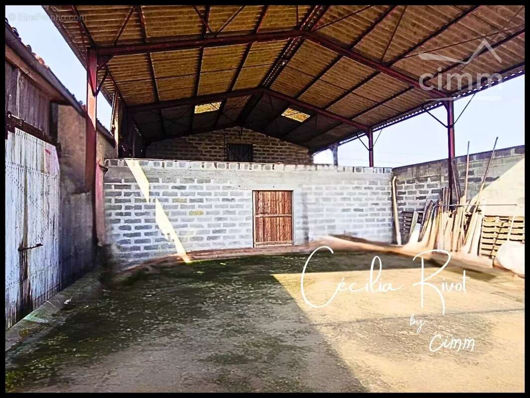 Maison à BUSSAC-FORET