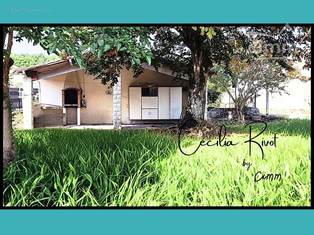 Maison à BUSSAC-FORET