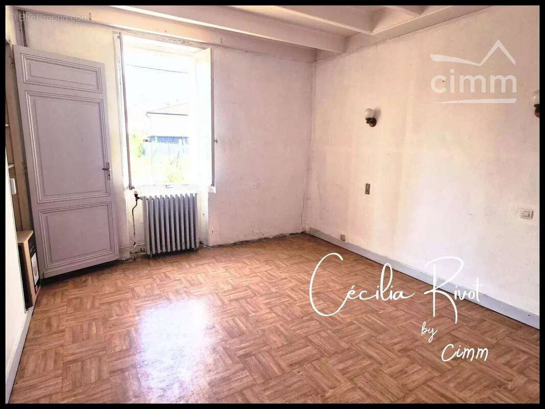 Maison à BUSSAC-FORET