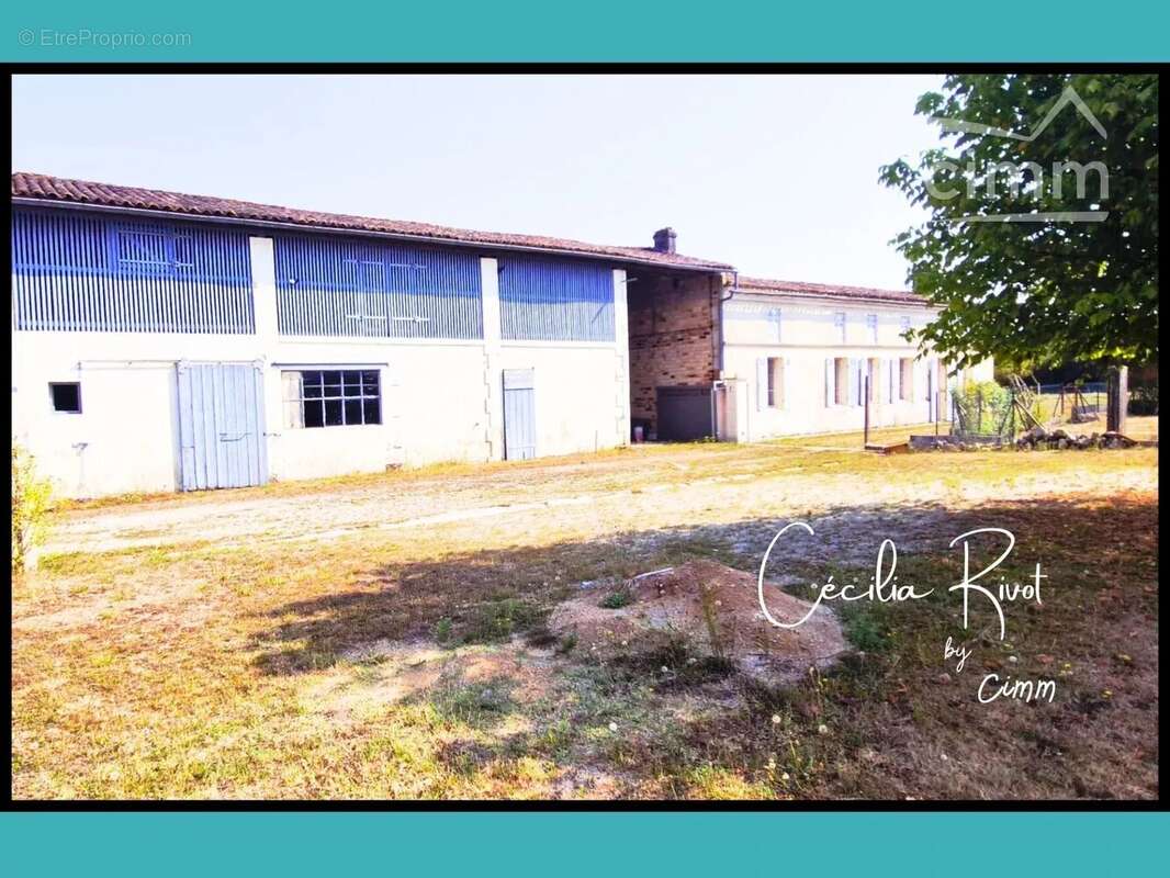 Maison à BUSSAC-FORET