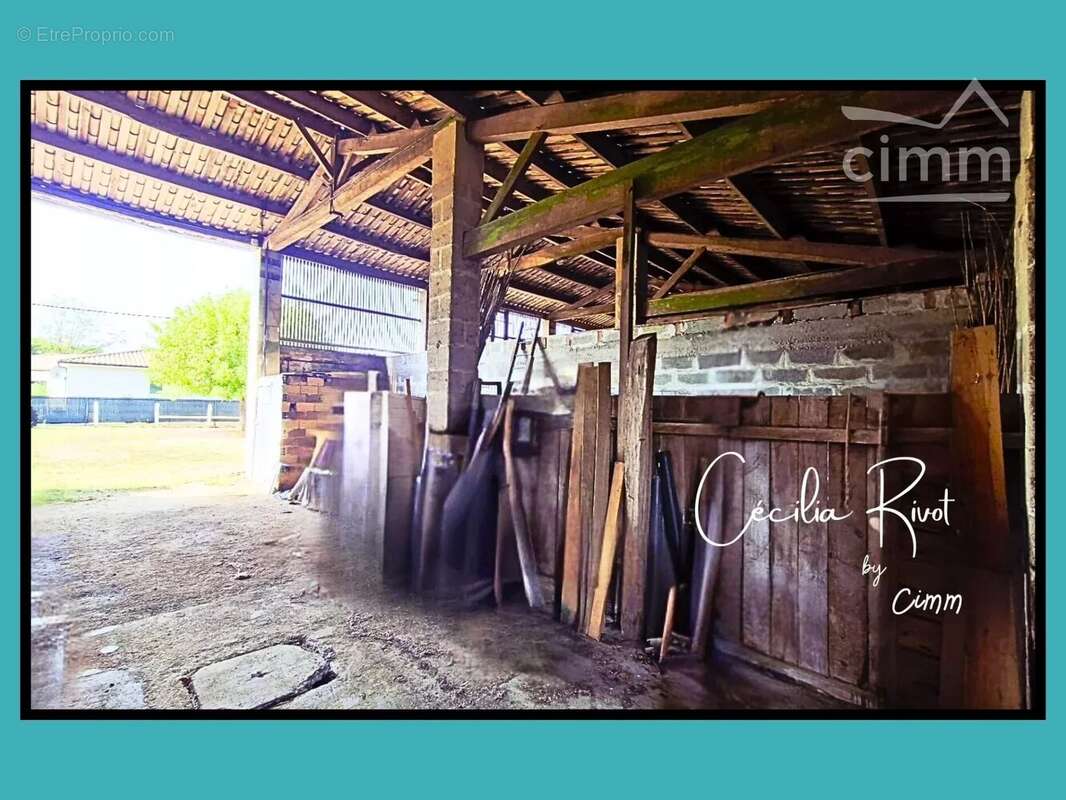 Maison à BUSSAC-FORET