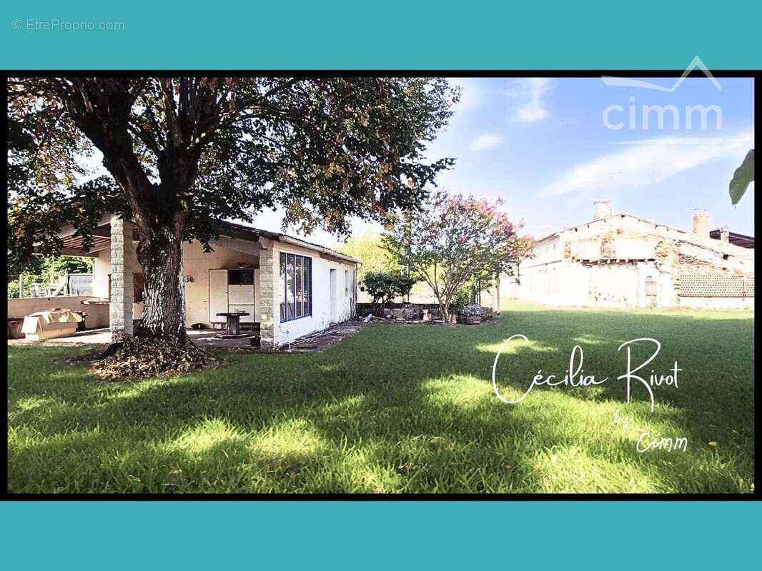 Maison à BUSSAC-FORET