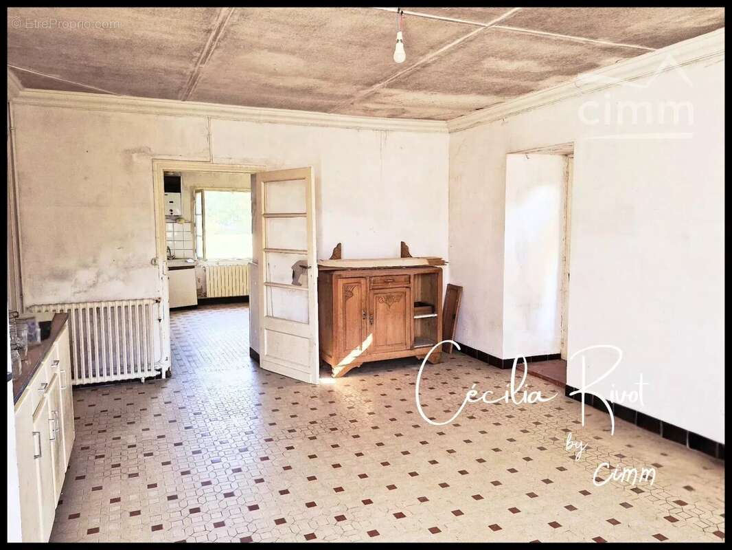 Maison à BUSSAC-FORET