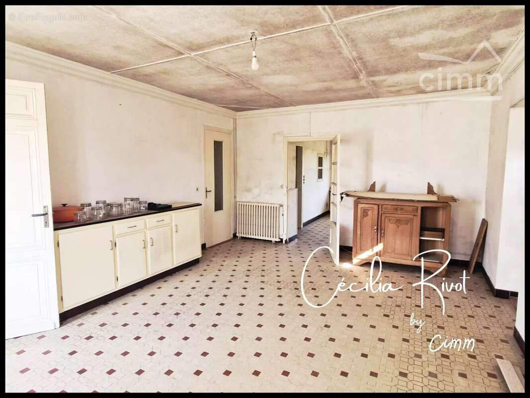 Maison à BUSSAC-FORET