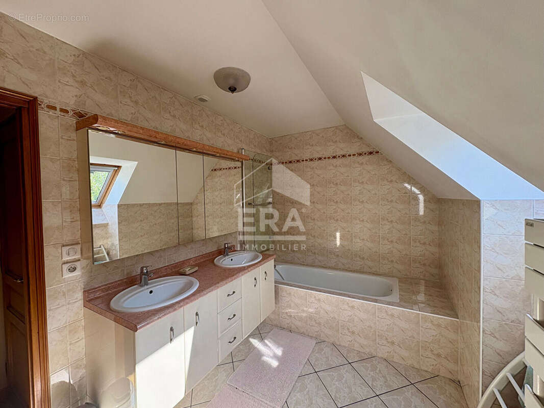 Maison à LES CLAYES-SOUS-BOIS