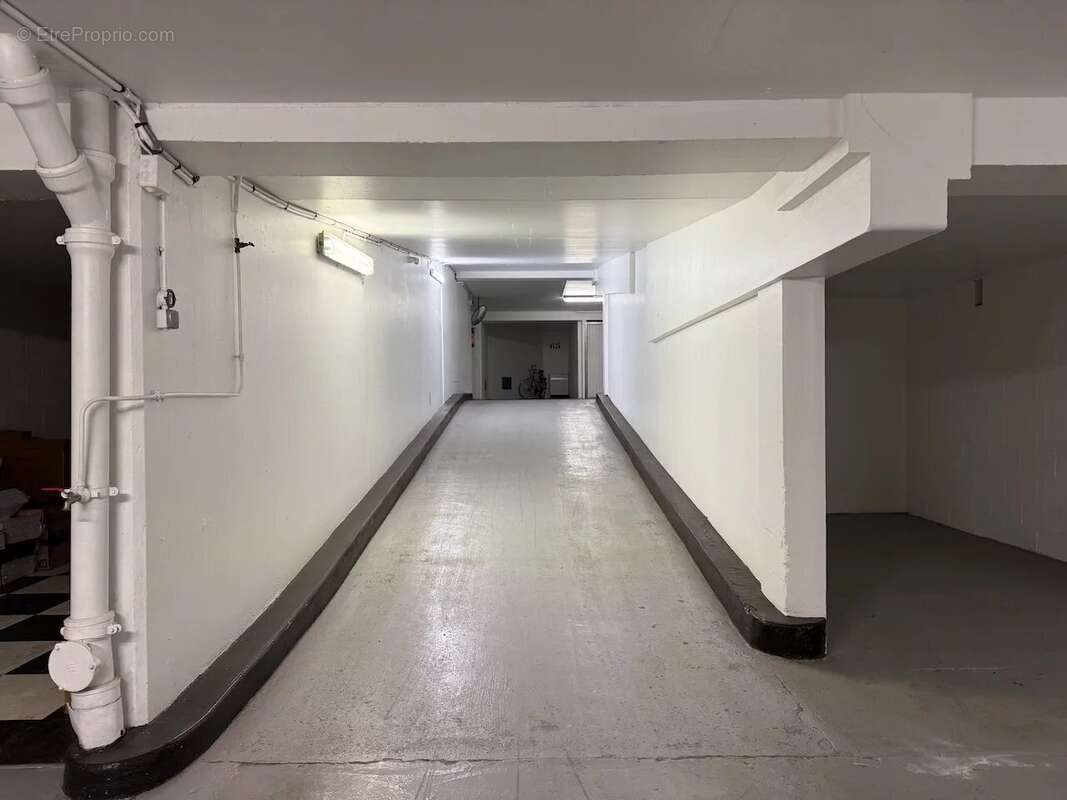 Parking à PARIS-16E