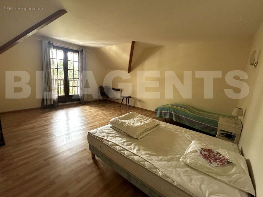 CHAMBRE 4 - Maison à SAINT-MESMIN