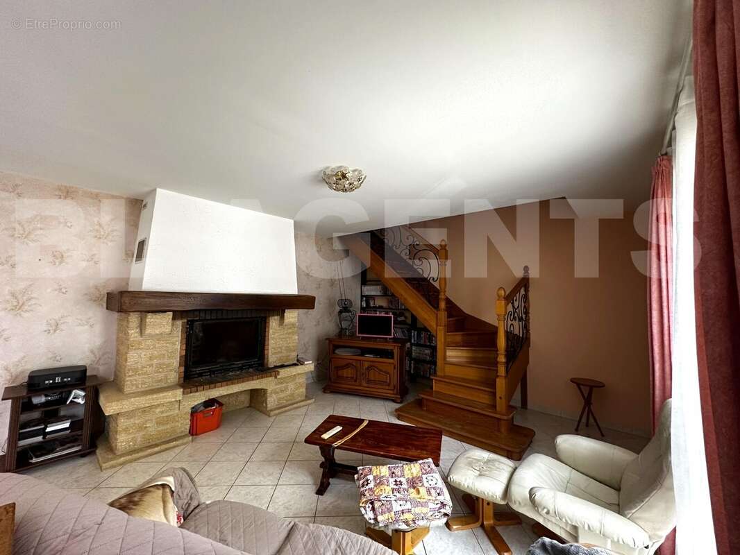 SALON - Maison à SAINT-MESMIN